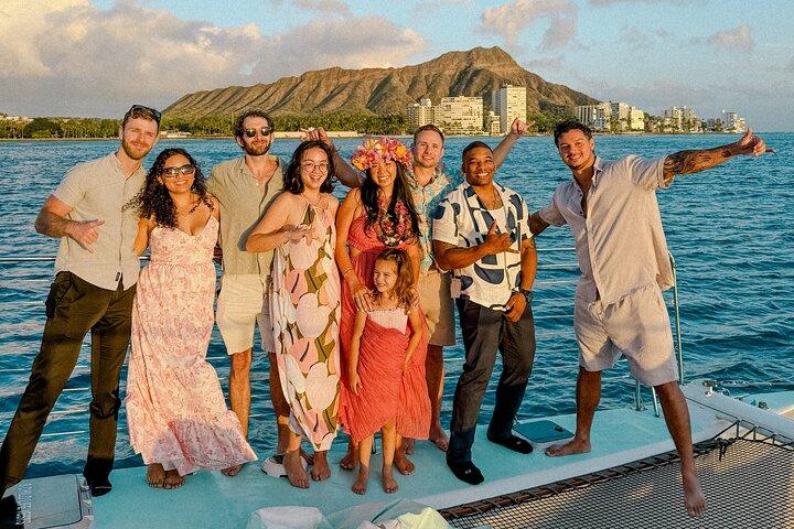 Navegación al atardecer en catamarán privado en Waikiki