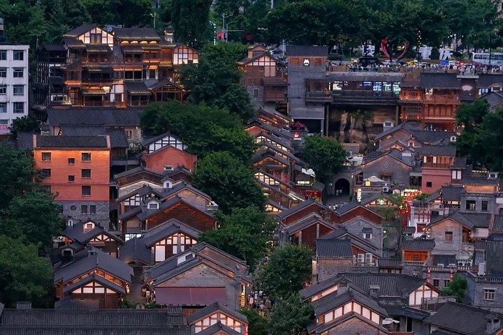 重慶のシュールな都市古城と秘密の視点