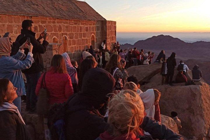 カイロから一晩かけて聖カタリナ修道院とシナイ山へ