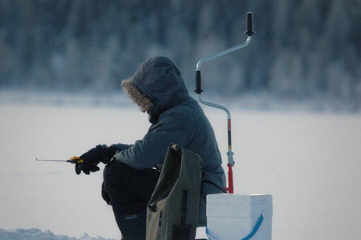 Isfiskeri eventyr i Laplands arktiske vildmark i Levi