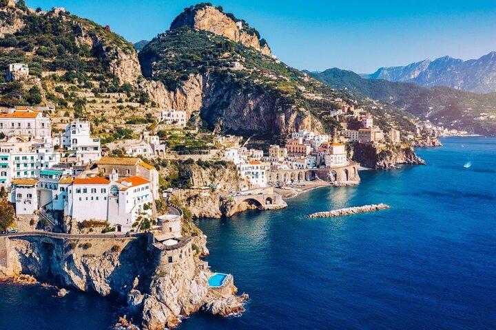 Tour de barco privado de dia inteiro na costa de Amalfi com natação e bebidas