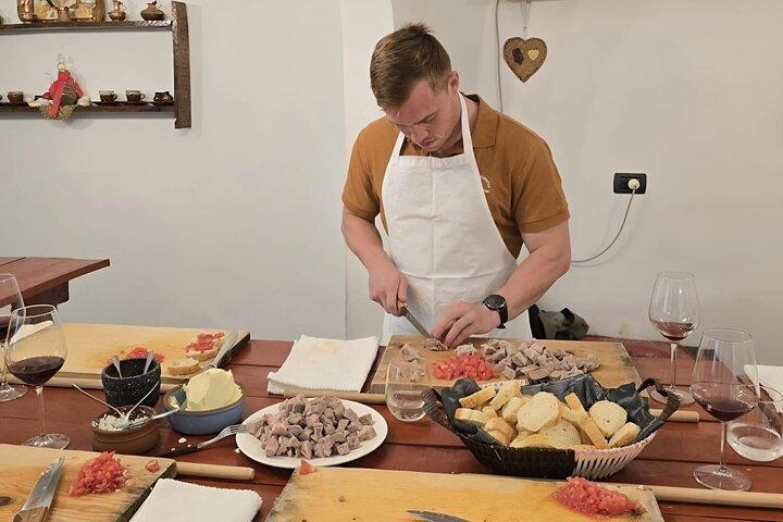 Aula de culinária em Tirana: aprenda a cozinhar uma refeição albanesa completa