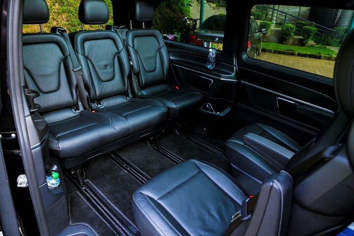 ナイロビの高級メルセデス・ビアノの専用車とドライバー