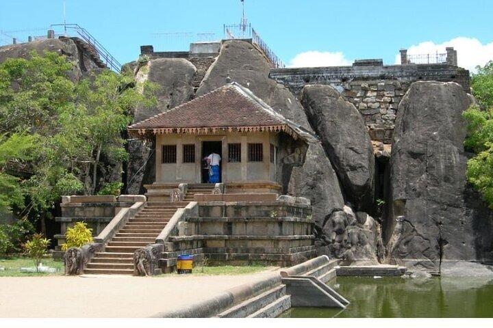 Anuradhapura: Private Tuk Tuk Tour – Temples & Hidden Ruins
