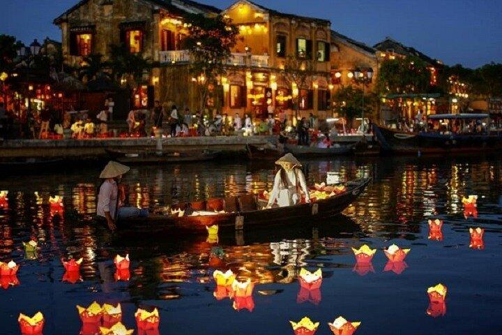 Hoi An Night Boat Trip & Floating Lantern Experience