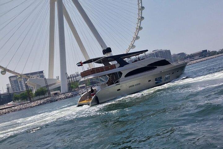 ドバイマリーナヨットツアーアインドバイ、JBR、ハーバーを1時間で巡る