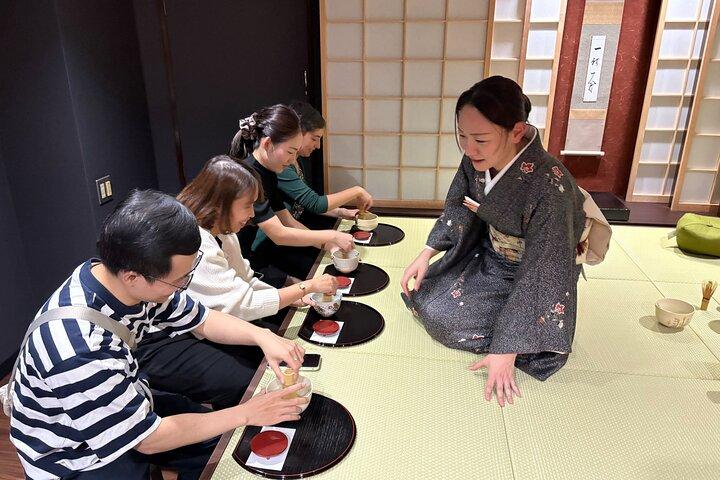 Cerimonia tradizionale del tè con matcha e dolci a Kyoto