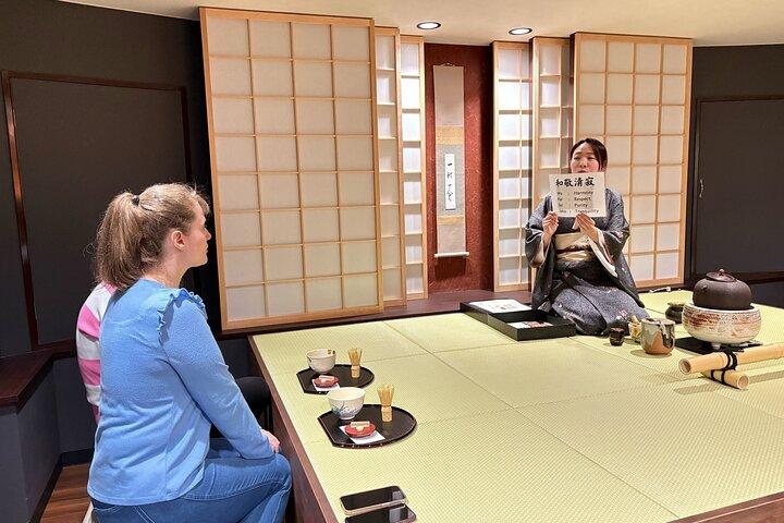 Cerimonia tradizionale del tè con matcha e dolci a Kyoto