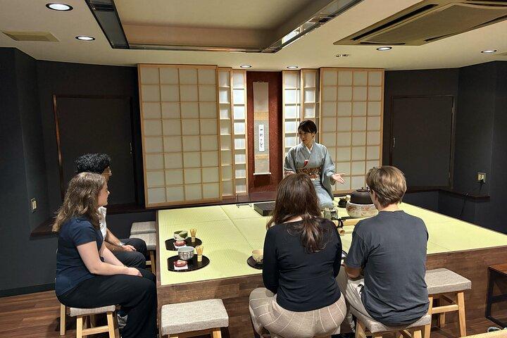 Cerimonia tradizionale del tè con matcha e dolci a Kyoto