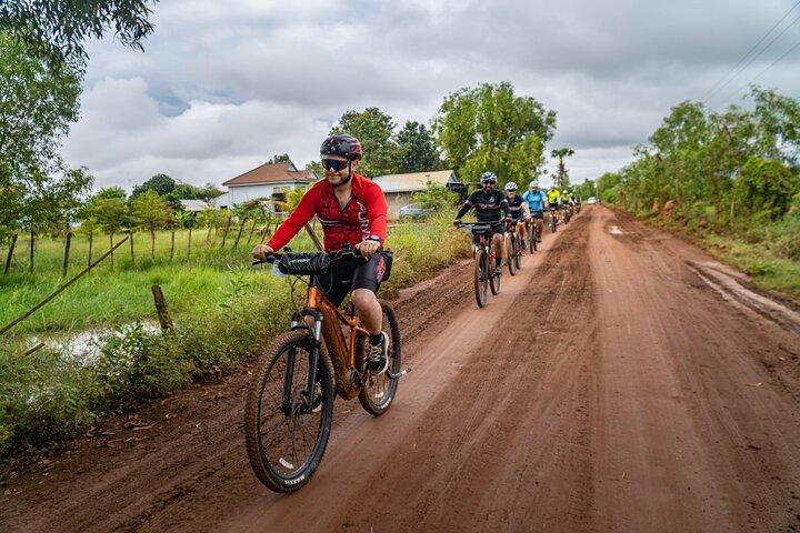 昼食付きアンコール・バックロードのサイクリング/E-Bikeまたはトゥクトゥク