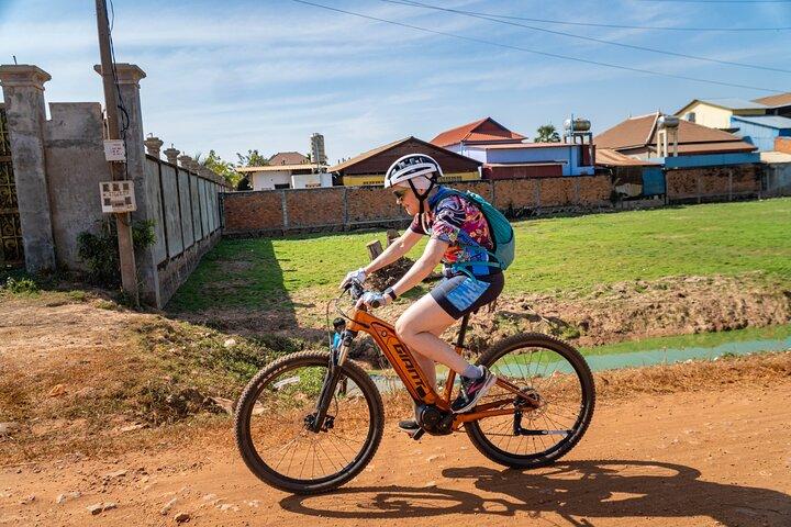 昼食付きアンコール・バックロードのサイクリング/E-Bikeまたはトゥクトゥク