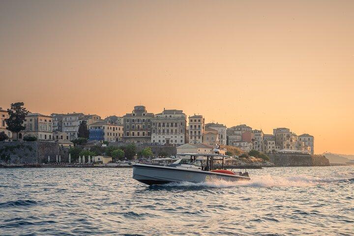 Cruzeiro ao pôr do sol na Ilha de Corfu em lancha