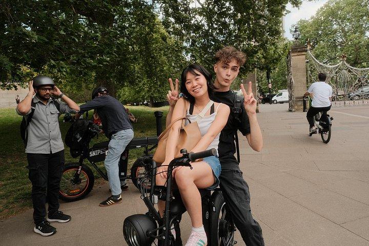 本物のアーティファクトで巡るロンドンeバイクツアー - 小グループ体験
