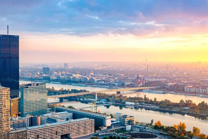 Stads sightseeingkryssning på Donaukanalen