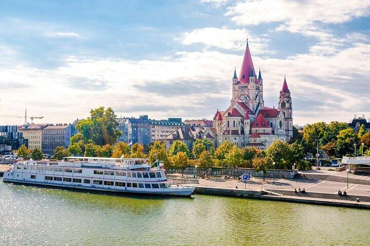 Stads sightseeingkryssning på Donaukanalen