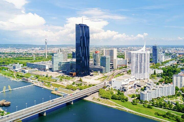 Stads sightseeingkryssning på Donaukanalen