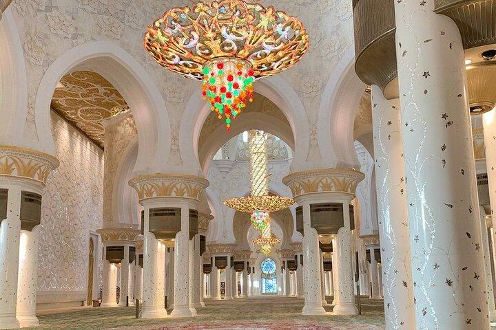 Abu Dhabi Stadtrundfahrt : Große Moschee, Palast, Souk, Louvre & Ferrari