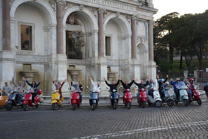 写真撮影とティラミスのテイスティングでローマのプライベートベスパツアー