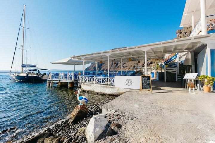 Santorini : crociera privata in barca a vela con pasti e bevande
