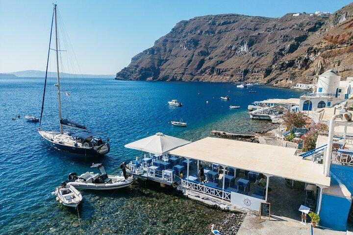 Santorini : crociera privata in barca a vela con pasti e bevande