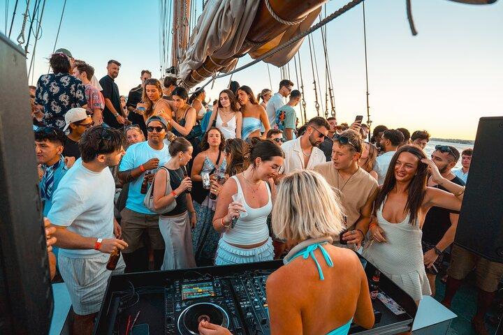 Lisbon Boat Party met muziek, drankjes en een prachtig uitzicht.
