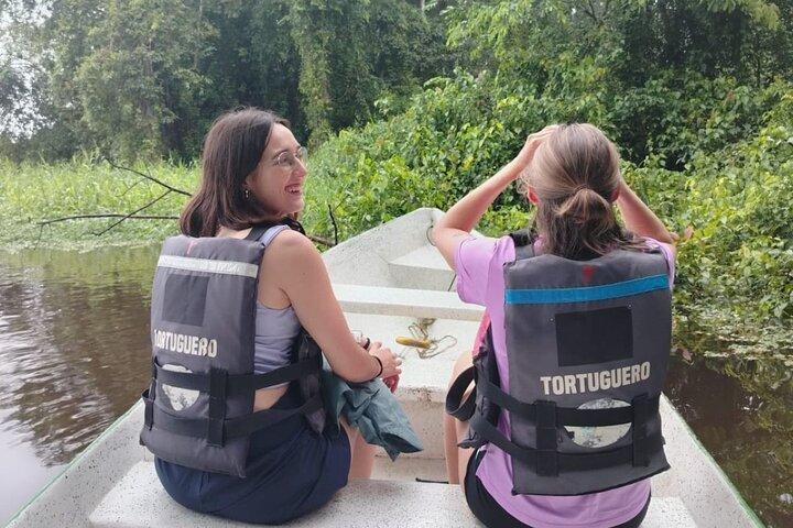 Tortuguero Tour en los Canales Canoa con Motor Eléctrico