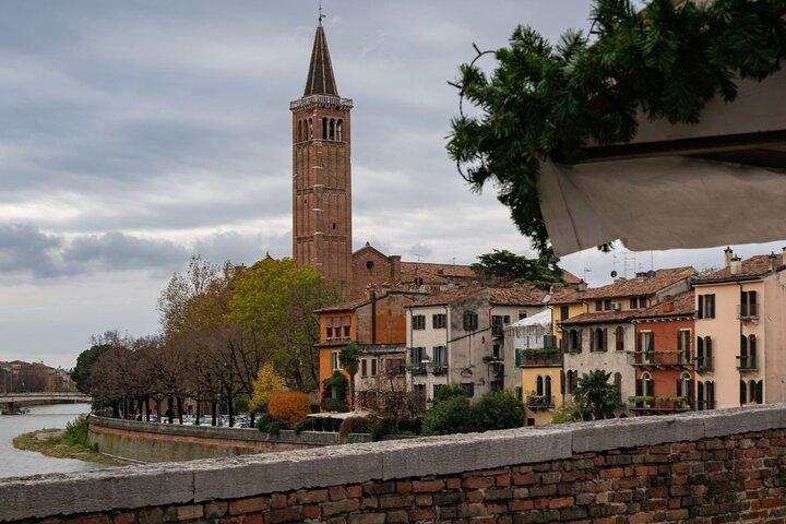Verona Private Walking Tour com um local
