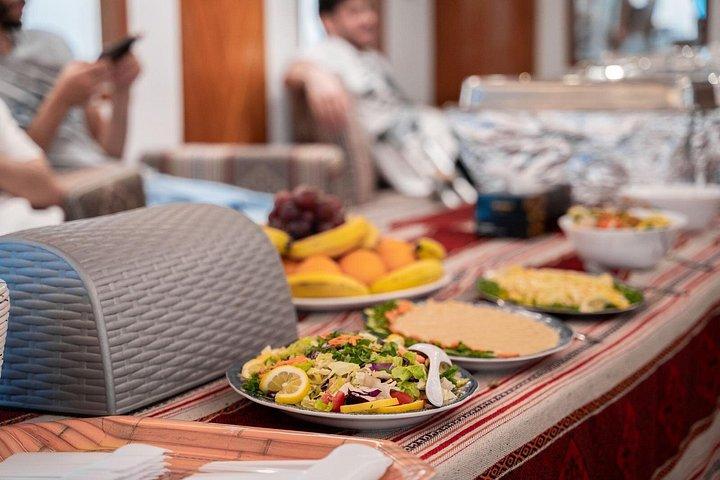 Doha : Dîner traditionnel en croisière avec buffet barbecue et transferts