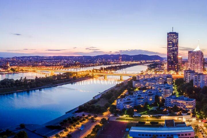 Abendkreuzfahrt auf Donau & Kanal mit optionalem Abendessen