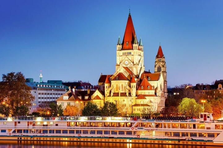 Abendkreuzfahrt auf Donau & Kanal mit optionalem Abendessen