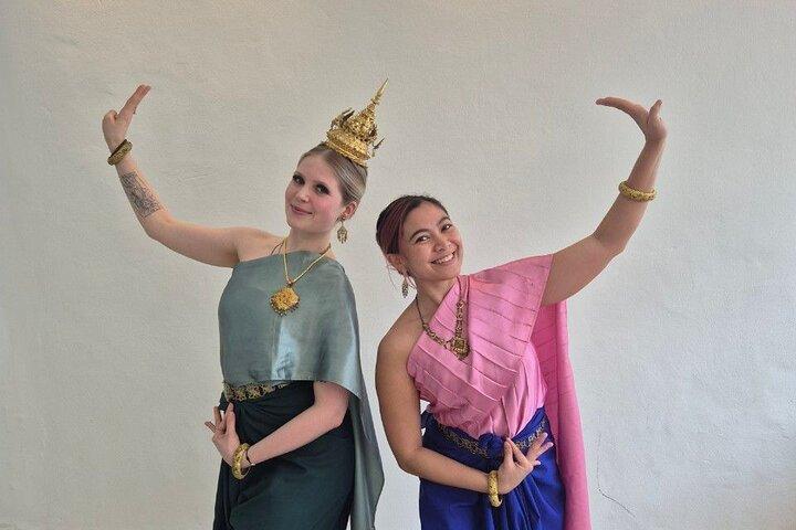 2 - Clase de baile tailandés de una hora con traje tradicional en Bangkok