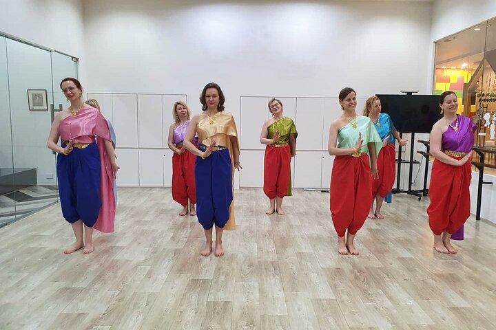 2 - バンコクでタイ古式衣装の1時間タイダンス教室
