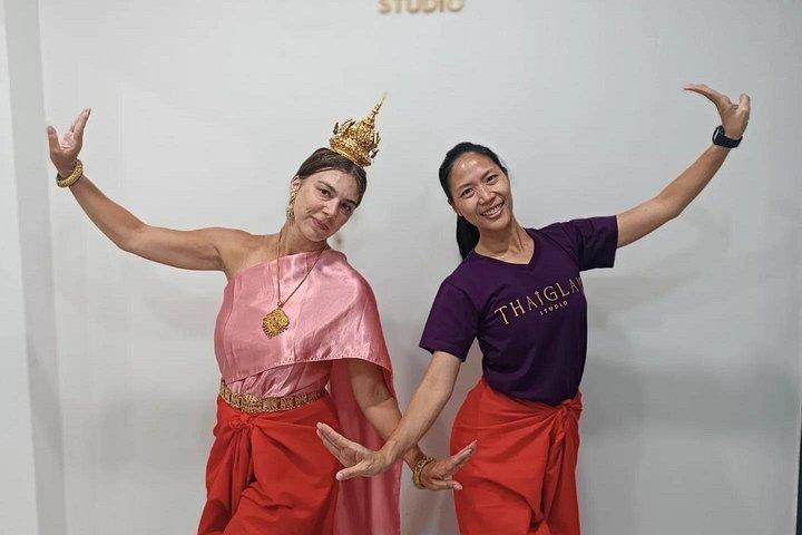 2 - バンコクでタイ古式衣装の1時間タイダンス教室