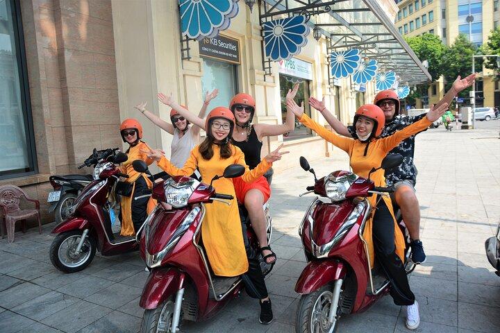 女性ライダーとハノイプライベートバイクツアー
