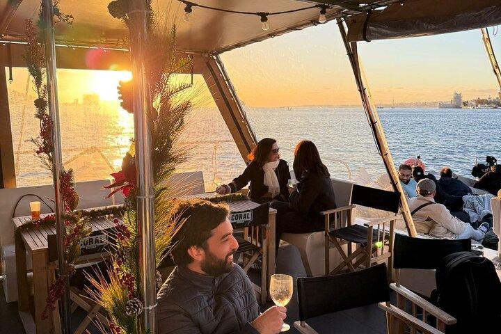 リスボン：カタマラン船でのサンセットクルーズ（ドリンク1杯付き）。