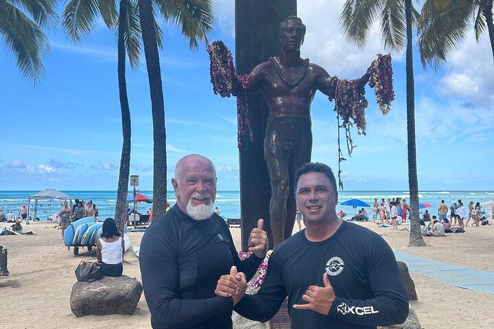 Surfunterricht in Waikiki mit lokalen FEUERWEHRLEUTEN