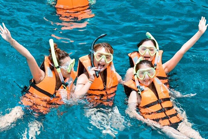 Phuket: Tour de catamarã de Phi Phi, bambu e Maiton