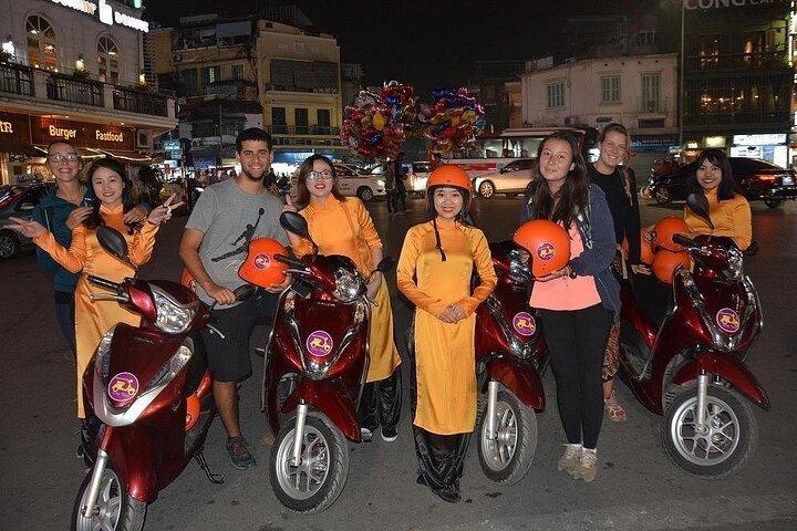 Tour nocturno en moto para amantes de la gastronomía de Hanói dirigido por mujeres