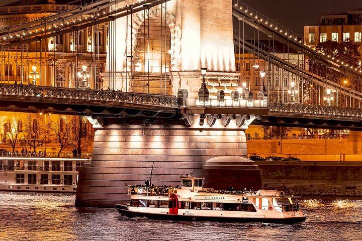 Cruzeiro do Rio Budapeste com 1 gratuito Tokaj Frizzante e Guia Áudio