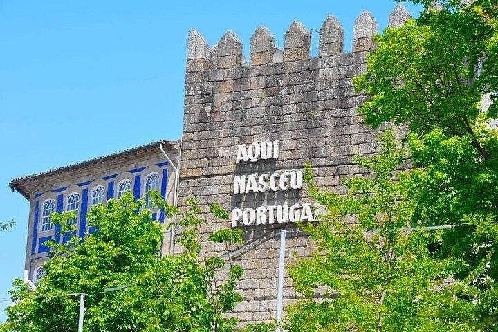 伝統的なヴィーニョ ヴェルデ農場でのブラガとギマランイス (ランチ付き)
