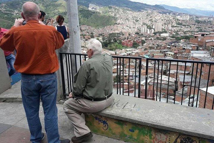 Medellín : プライベートパブロエスコバルツアー（送迎付き）