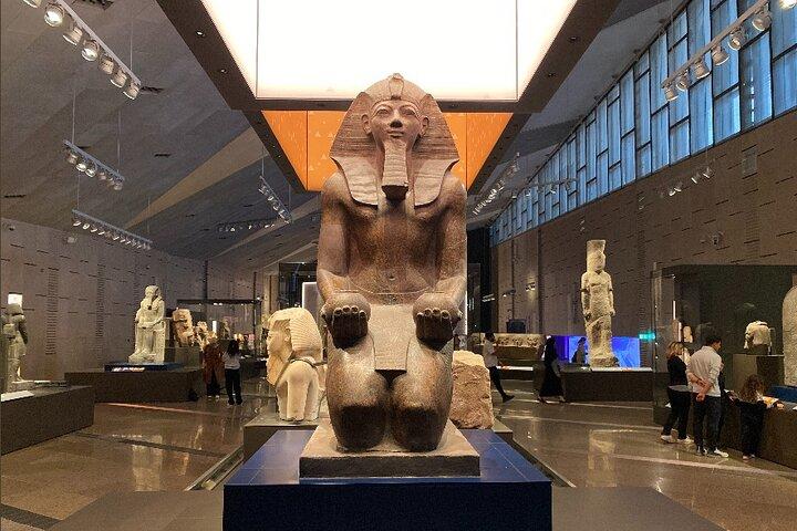 カイロ市内観光ピラミッドと大エジプト博物館