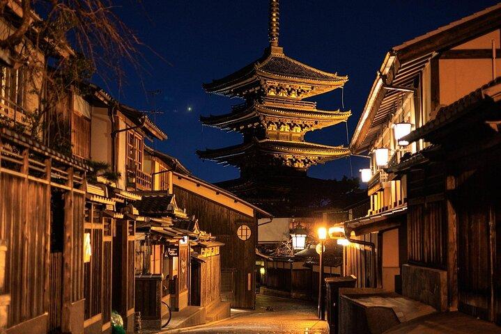 京都祇園ナイトツアー：芸妓街と隠れた名所を巡る