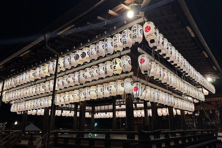 京都祇園ナイトツアー：芸妓街と隠れた名所を巡る