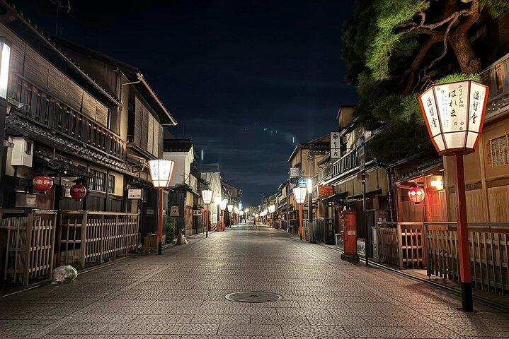 京都祇園ナイトツアー：芸妓街と隠れた名所を巡る