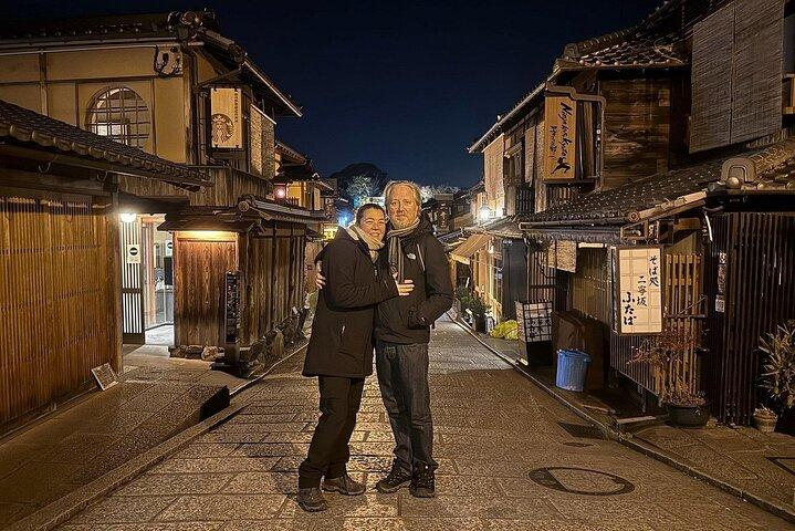 京都祇園ナイトツアー：芸妓街と隠れた名所を巡る