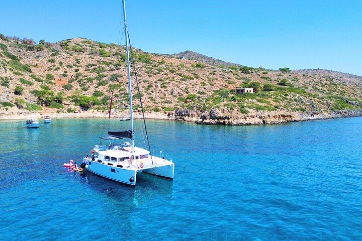 Crociera in catamarano all-inclusive al porto vecchio di Chania per Agioi Theodori