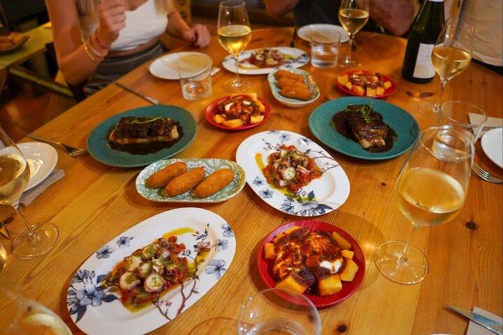 Taste of Barcelona Tapas gourmet e vino nel quartiere gotico