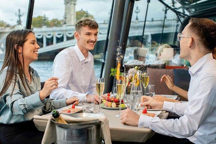 Bateaux Parisiens Crociera con pranzo sul fiume Senna con menu Francese