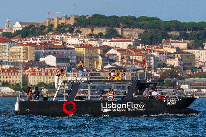 Lisbonne : Croisière en bateau au coucher du soleil d'une heure avec vin Portugais